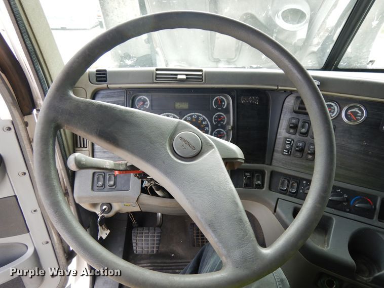 image for item DH6519 2005 Freightliner Columbia CL120  semi truck