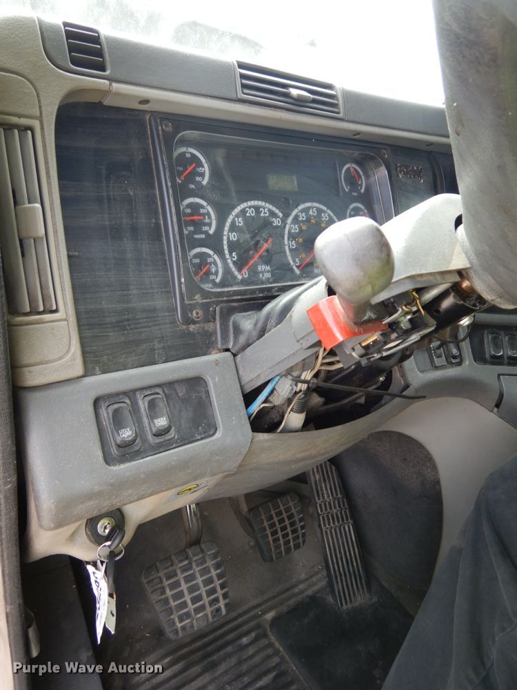 image for item DH6519 2005 Freightliner Columbia CL120  semi truck