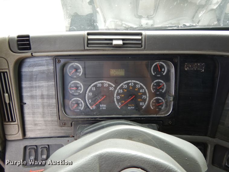 image for item DH6519 2005 Freightliner Columbia CL120  semi truck