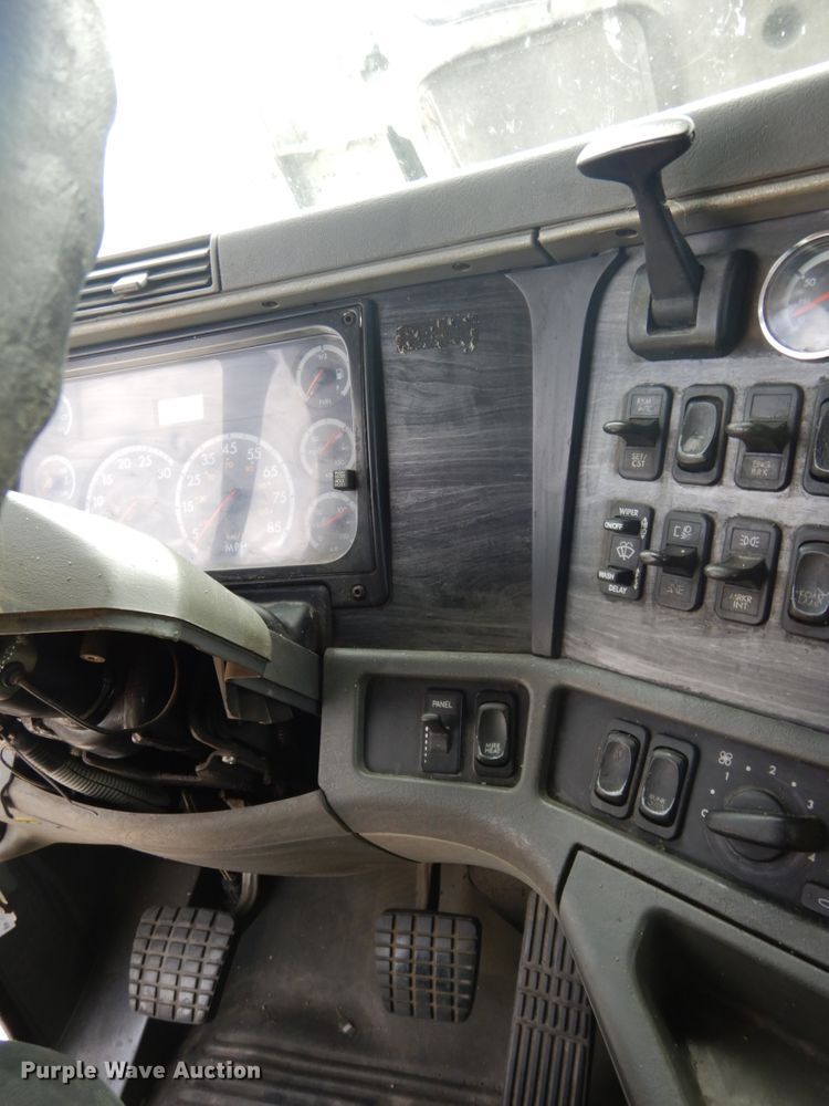 image for item DH6519 2005 Freightliner Columbia CL120  semi truck