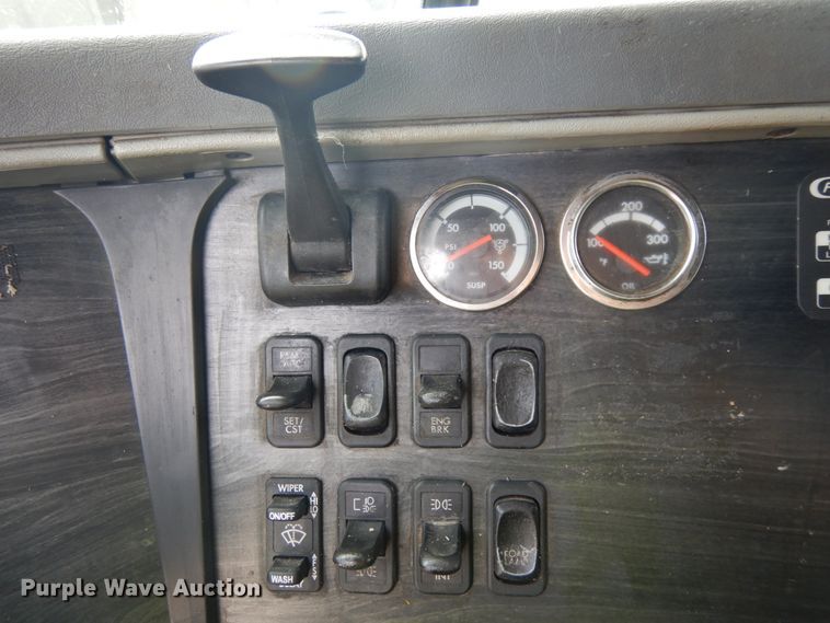 image for item DH6519 2005 Freightliner Columbia CL120  semi truck