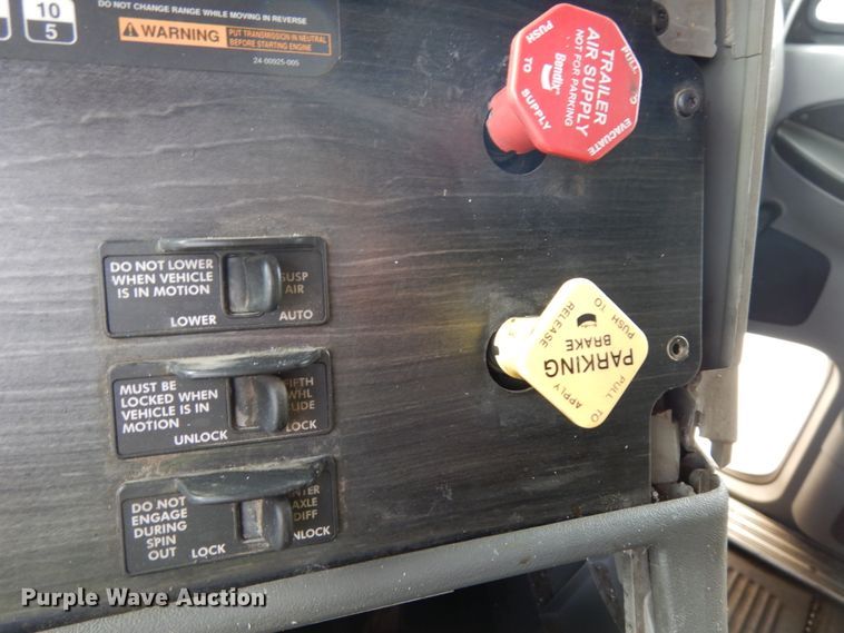 image for item DH6519 2005 Freightliner Columbia CL120  semi truck