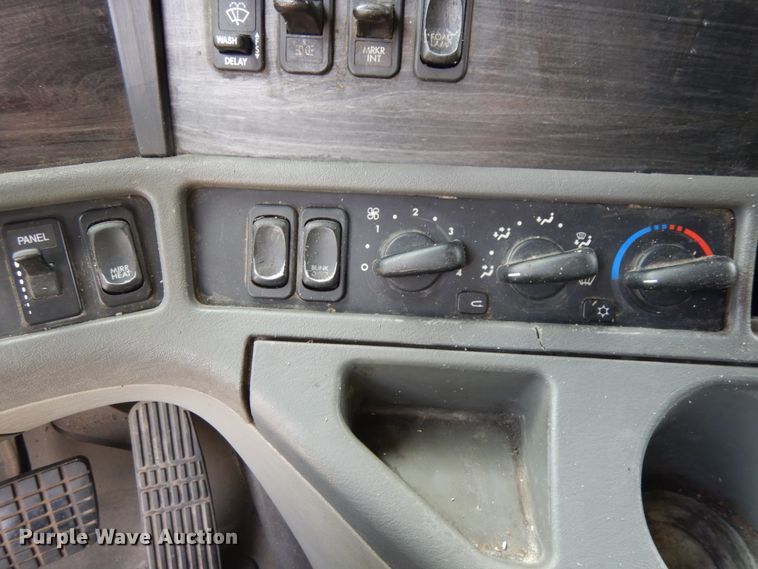 image for item DH6519 2005 Freightliner Columbia CL120  semi truck