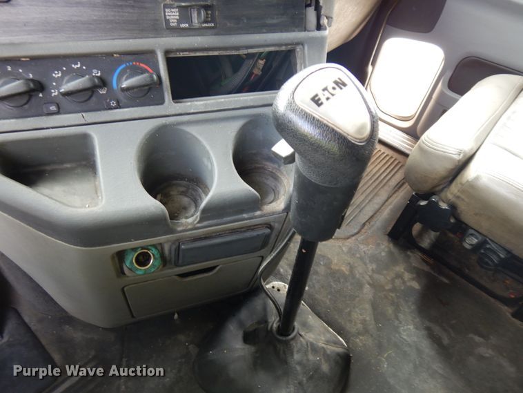 image for item DH6519 2005 Freightliner Columbia CL120  semi truck