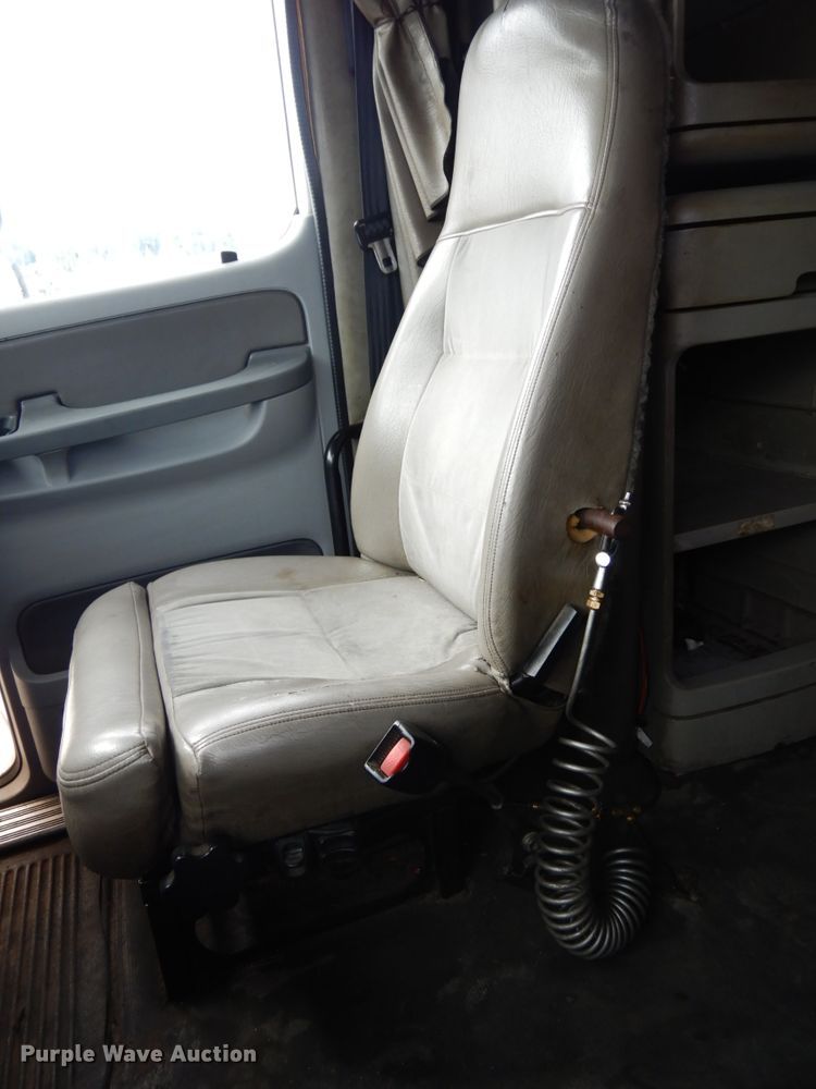 image for item DH6519 2005 Freightliner Columbia CL120  semi truck