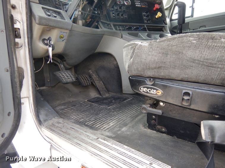 image for item DH6519 2005 Freightliner Columbia CL120  semi truck