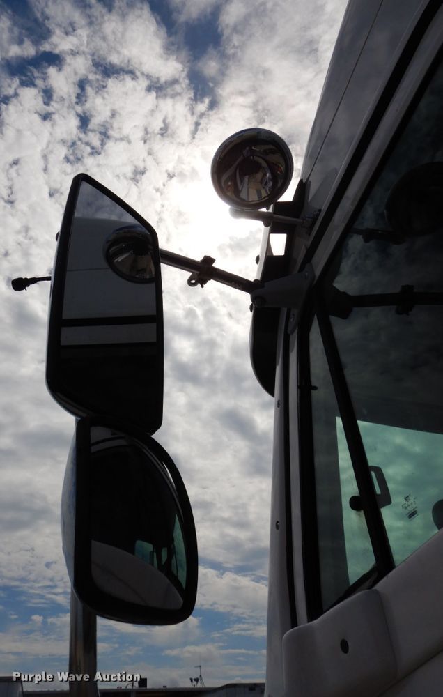 image for item DH6519 2005 Freightliner Columbia CL120  semi truck