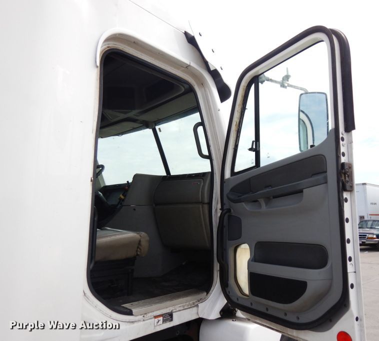 image for item DH6519 2005 Freightliner Columbia CL120  semi truck