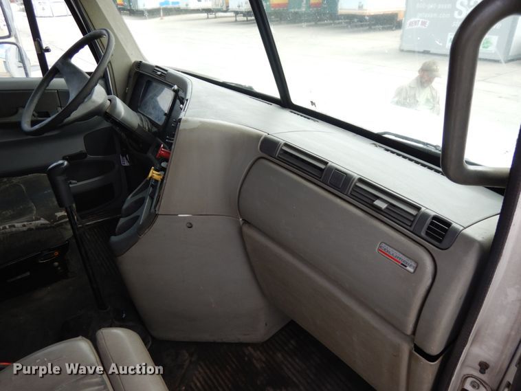 image for item DH6519 2005 Freightliner Columbia CL120  semi truck