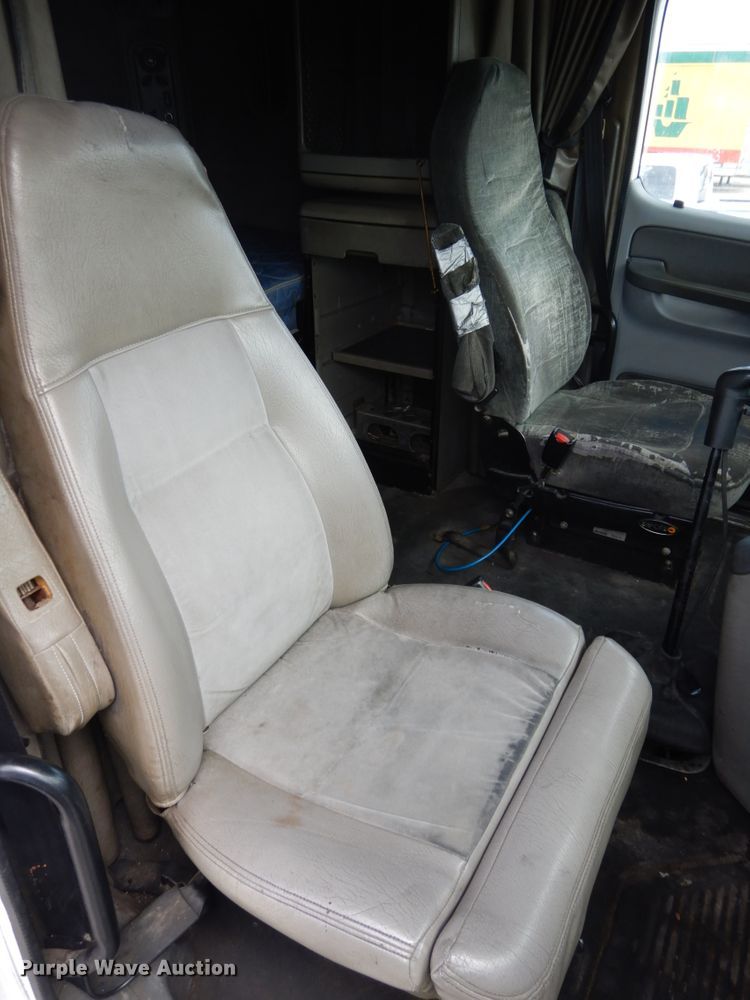 image for item DH6519 2005 Freightliner Columbia CL120  semi truck