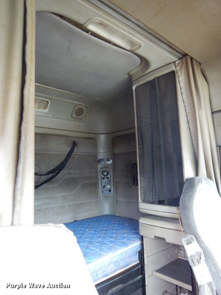 image for item DH6519 2005 Freightliner Columbia CL120  semi truck