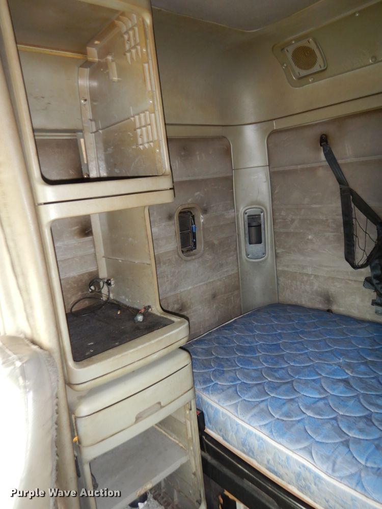 image for item DH6519 2005 Freightliner Columbia CL120  semi truck