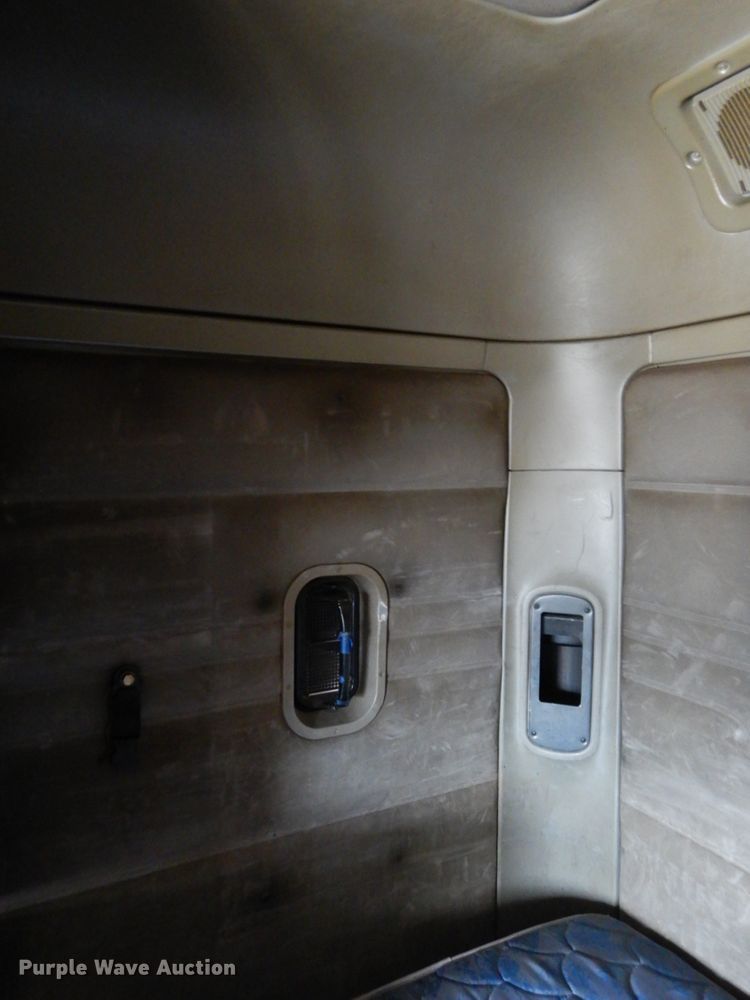 image for item DH6519 2005 Freightliner Columbia CL120  semi truck