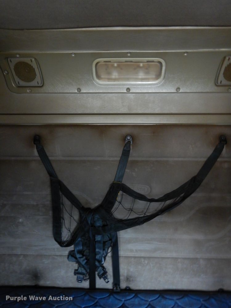 image for item DH6519 2005 Freightliner Columbia CL120  semi truck