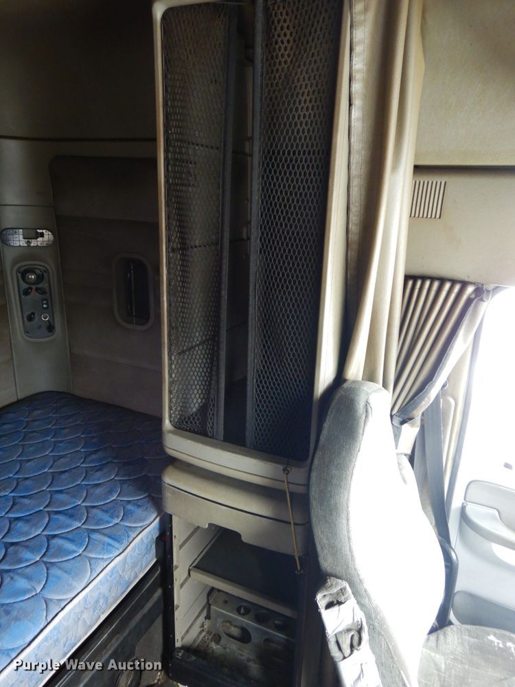 image for item DH6519 2005 Freightliner Columbia CL120  semi truck