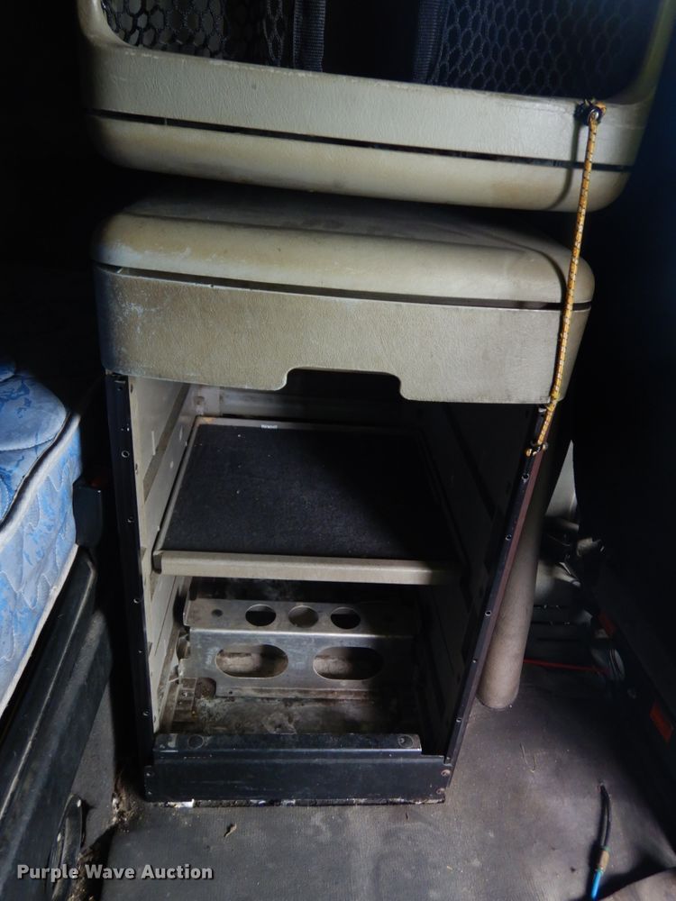 image for item DH6519 2005 Freightliner Columbia CL120  semi truck