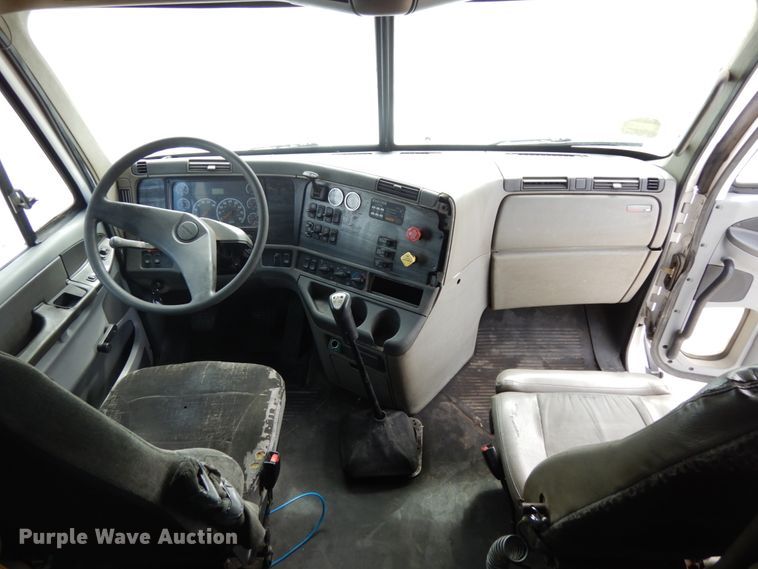 image for item DH6519 2005 Freightliner Columbia CL120  semi truck