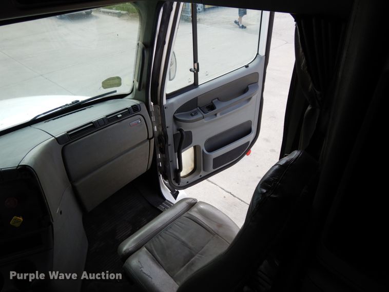 image for item DH6519 2005 Freightliner Columbia CL120  semi truck