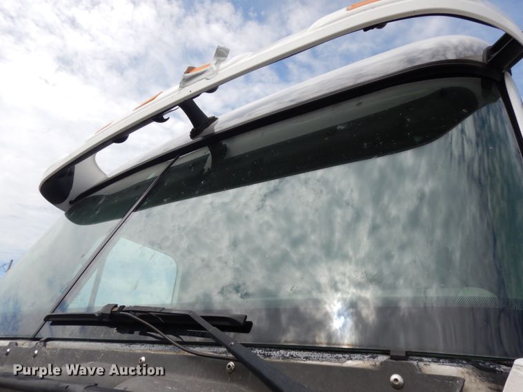 image for item DH6519 2005 Freightliner Columbia CL120  semi truck