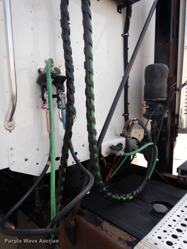 image for item DH6519 2005 Freightliner Columbia CL120  semi truck