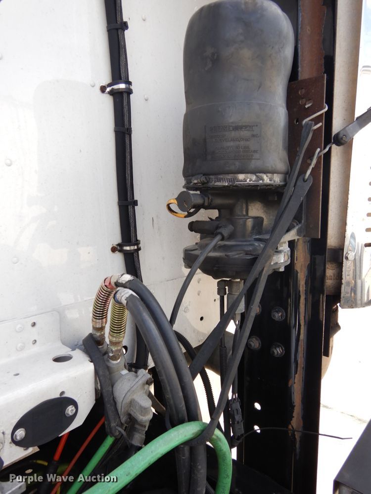 image for item DH6519 2005 Freightliner Columbia CL120  semi truck