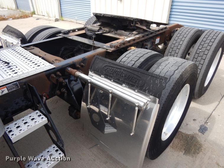 image for item DH6519 2005 Freightliner Columbia CL120  semi truck