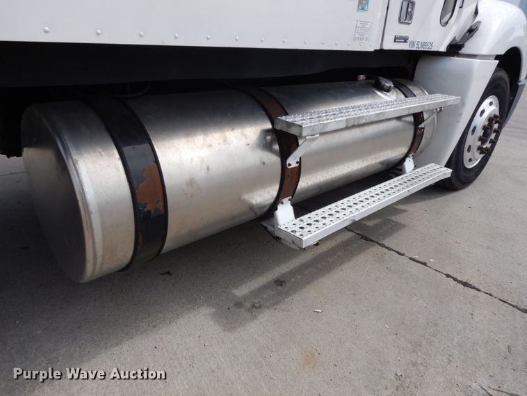 image for item DH6519 2005 Freightliner Columbia CL120  semi truck