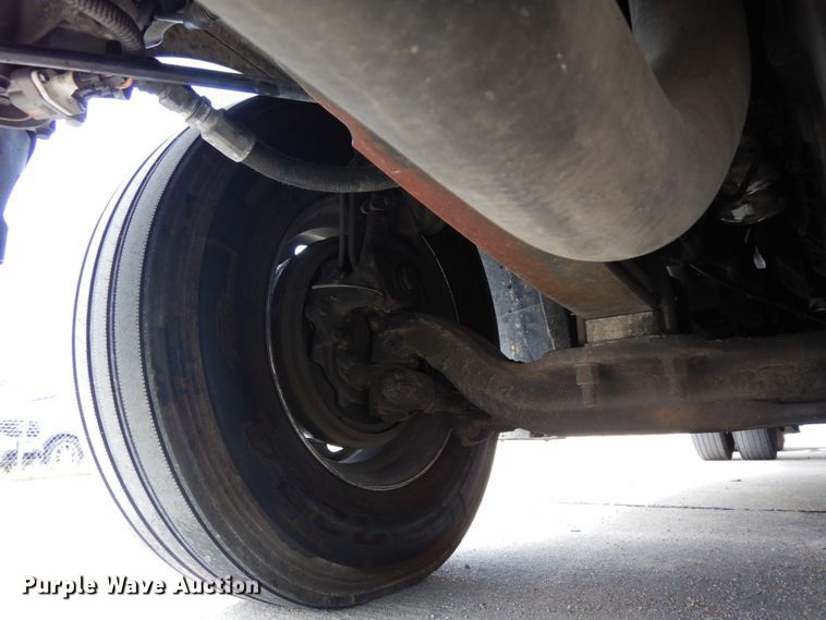 image for item DH6519 2005 Freightliner Columbia CL120  semi truck