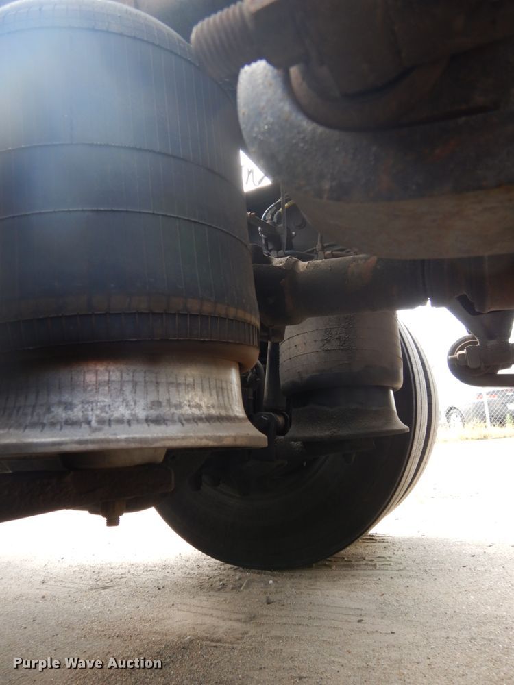 image for item DH6519 2005 Freightliner Columbia CL120  semi truck