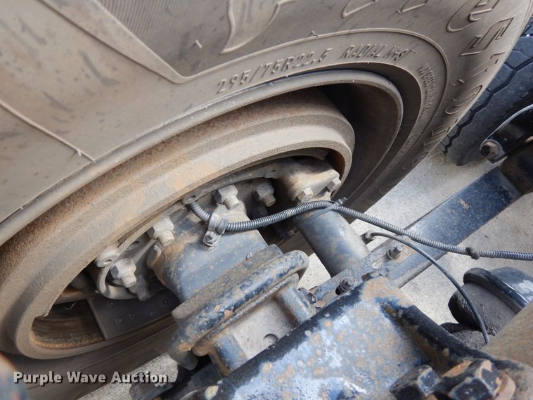 image for item DH6519 2005 Freightliner Columbia CL120  semi truck