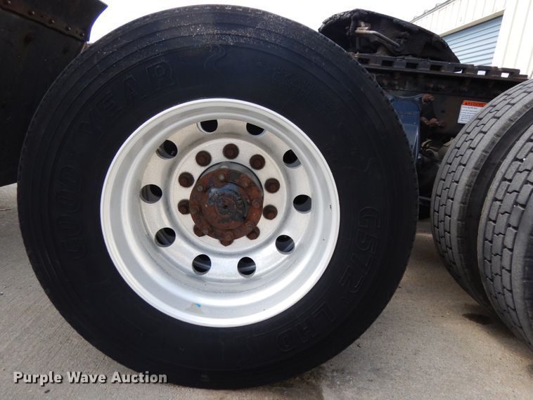 image for item DH6519 2005 Freightliner Columbia CL120  semi truck