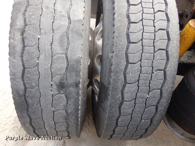 image for item DH6519 2005 Freightliner Columbia CL120  semi truck