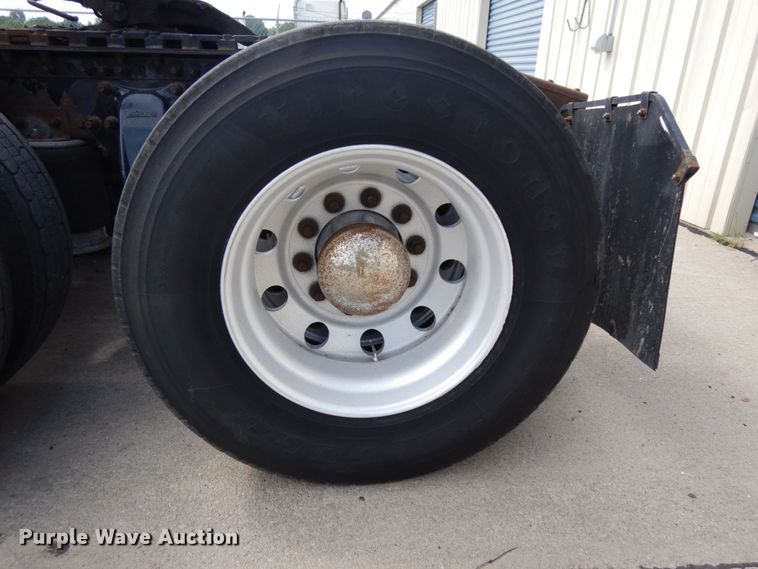 image for item DH6519 2005 Freightliner Columbia CL120  semi truck