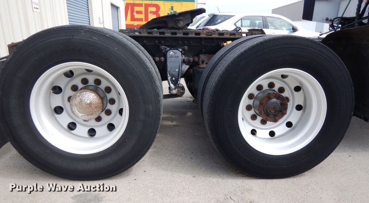 image for item DH6519 2005 Freightliner Columbia CL120  semi truck