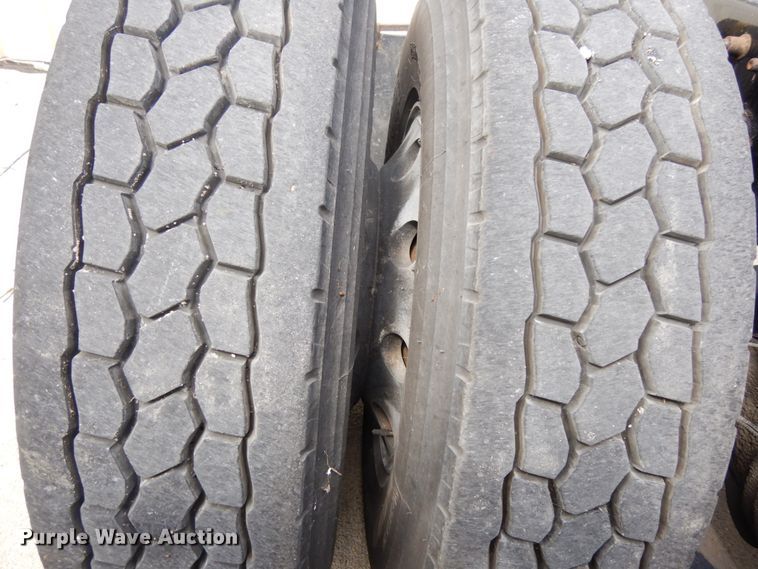 image for item DH6519 2005 Freightliner Columbia CL120  semi truck