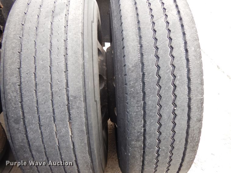 image for item DH6519 2005 Freightliner Columbia CL120  semi truck