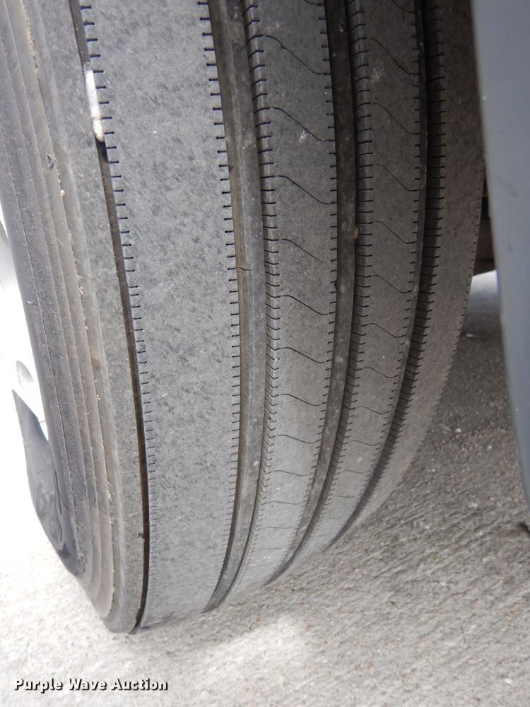 image for item DH6519 2005 Freightliner Columbia CL120  semi truck