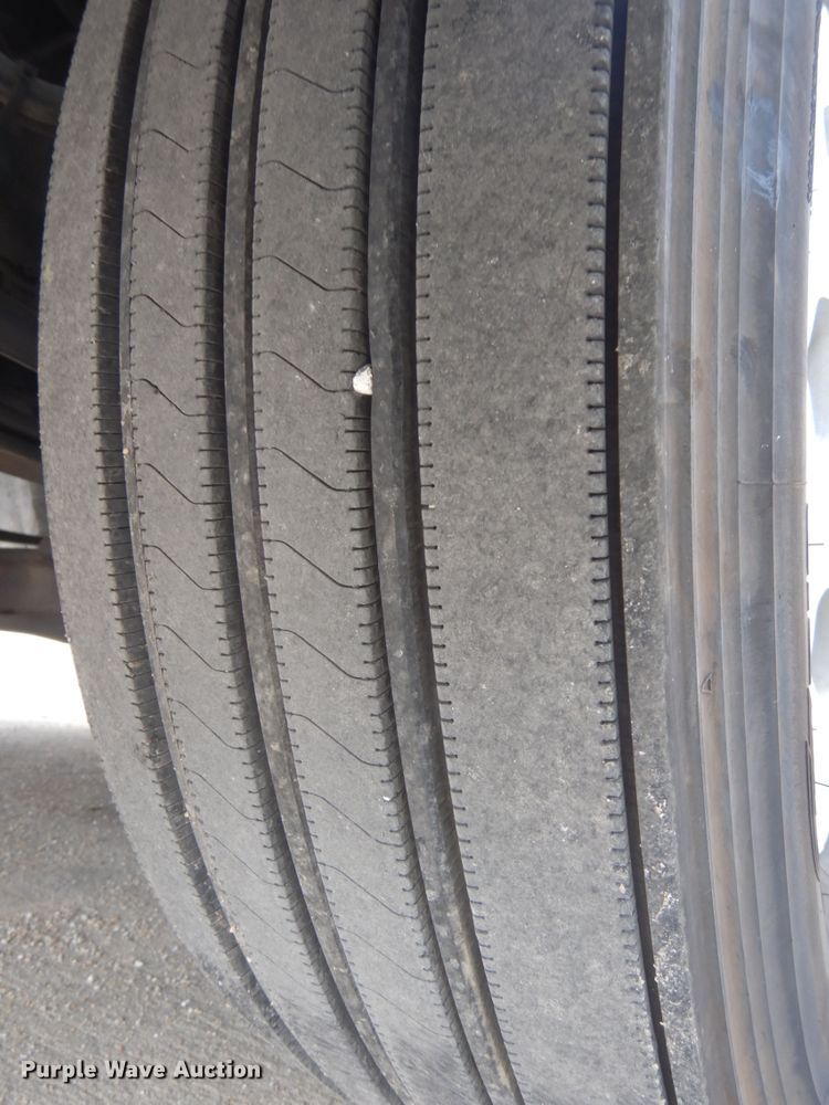 image for item DH6519 2005 Freightliner Columbia CL120  semi truck