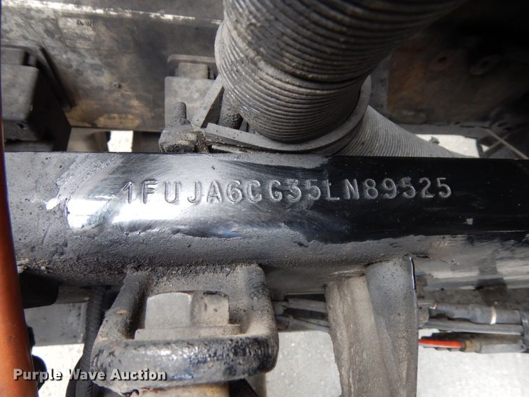 image for item DH6519 2005 Freightliner Columbia CL120  semi truck