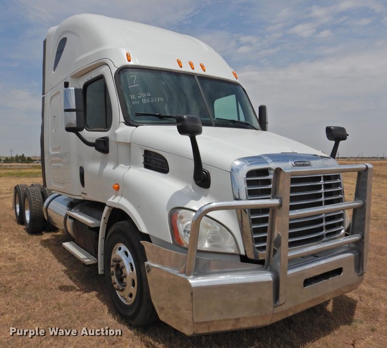 image for item DI0169 2012 Freightliner Cascadia  semi truck