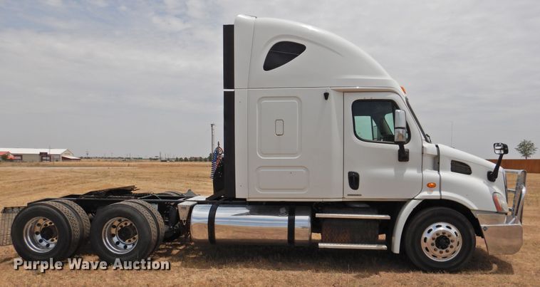 image for item DI0169 2012 Freightliner Cascadia  semi truck