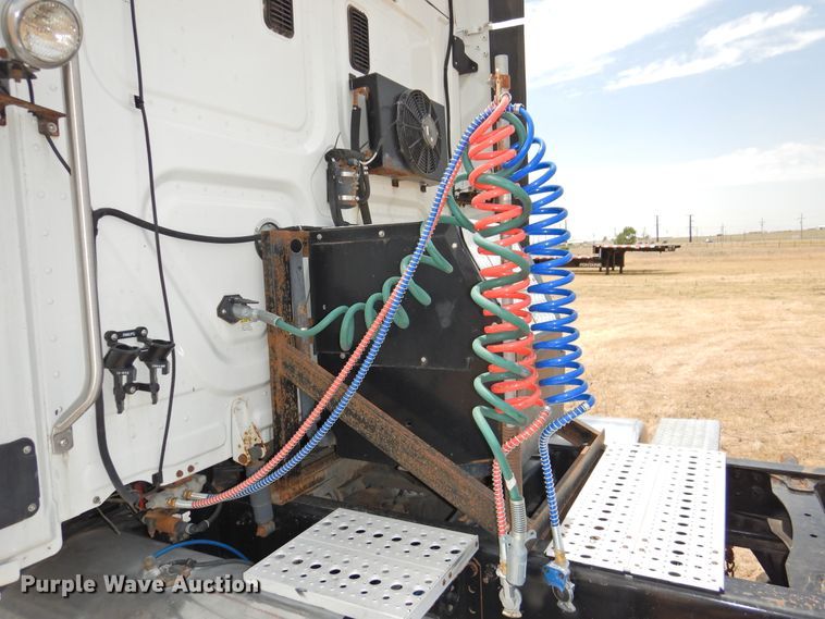 image for item DI0169 2012 Freightliner Cascadia  semi truck