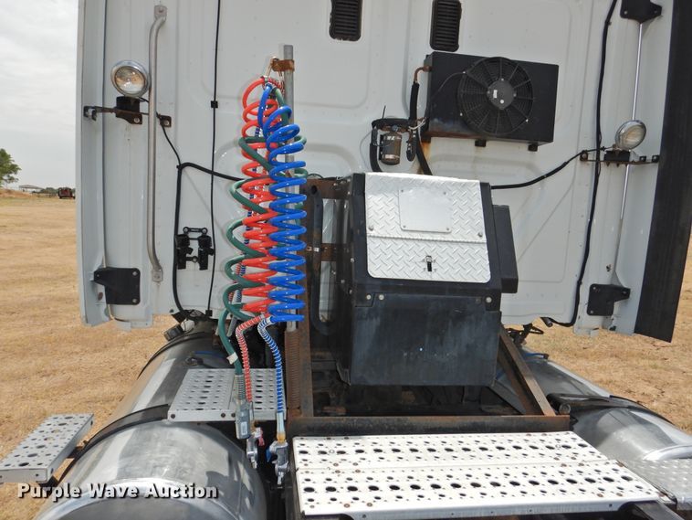 image for item DI0169 2012 Freightliner Cascadia  semi truck