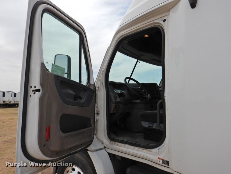 image for item DI0169 2012 Freightliner Cascadia  semi truck