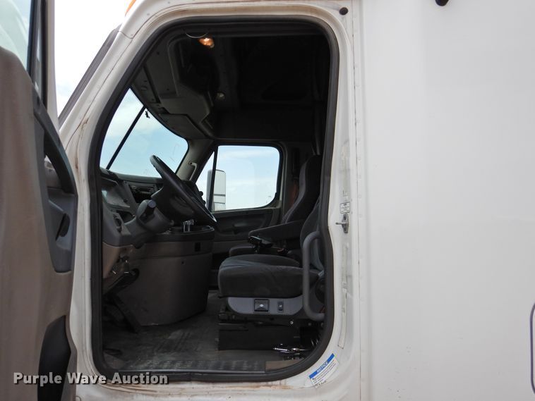 image for item DI0169 2012 Freightliner Cascadia  semi truck