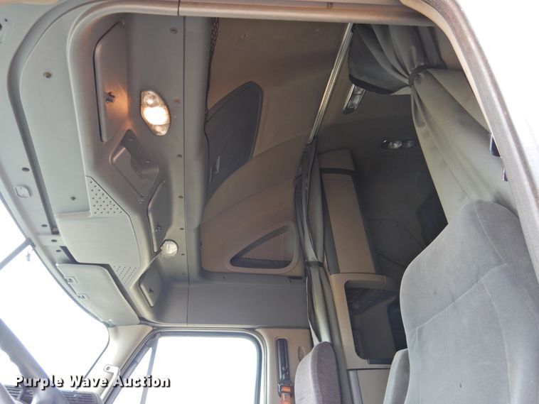 image for item DI0169 2012 Freightliner Cascadia  semi truck