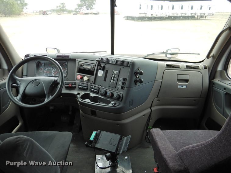 image for item DI0169 2012 Freightliner Cascadia  semi truck