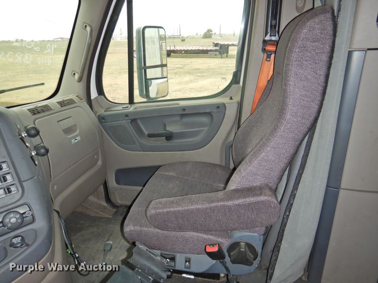 image for item DI0169 2012 Freightliner Cascadia  semi truck