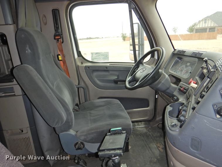 image for item DI0169 2012 Freightliner Cascadia  semi truck