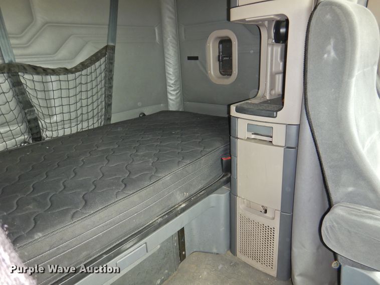 image for item DI0169 2012 Freightliner Cascadia  semi truck